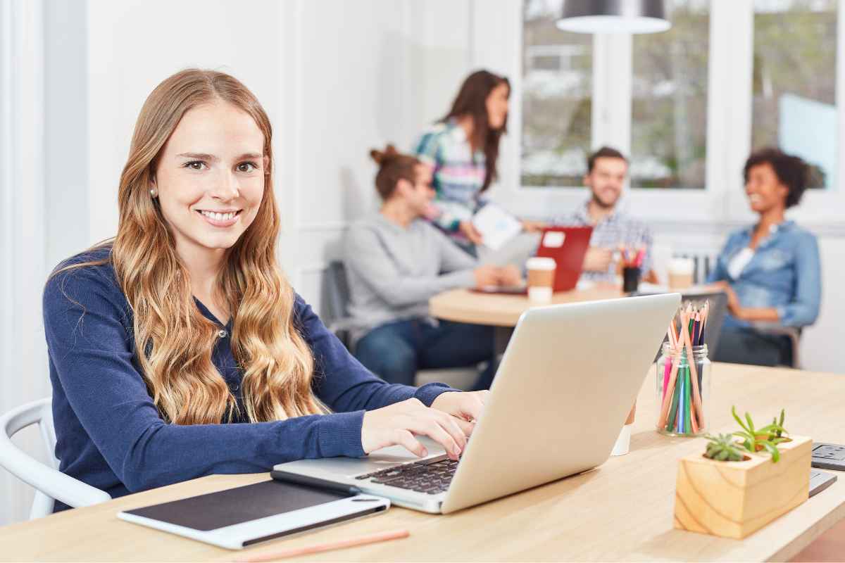 giovane donna lavoro pc ufficio