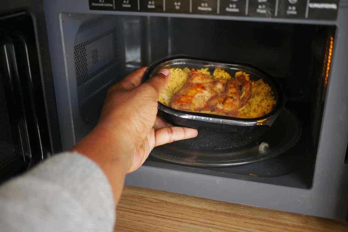 trucco della buccia per il microonde